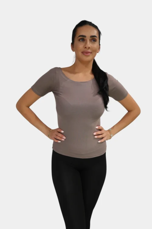 Majica-sa-ravnim-izrezom-dark-beige Majica sa ravnim izrezom