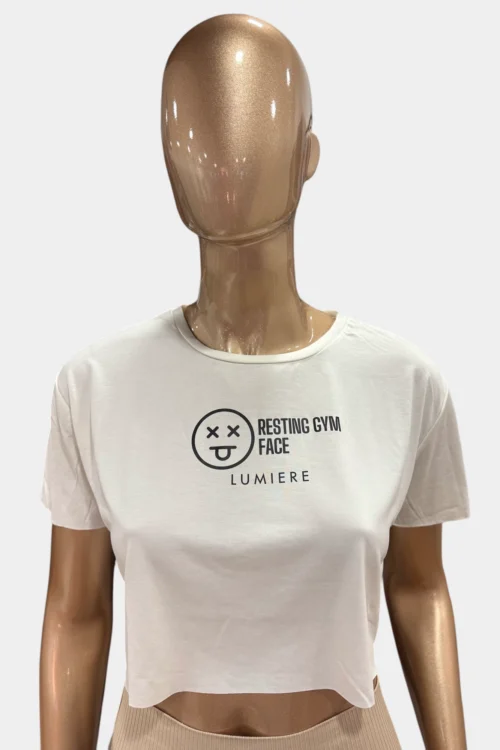 Majica-s-natpisom-crop-white-resting Majica s natpisom crop